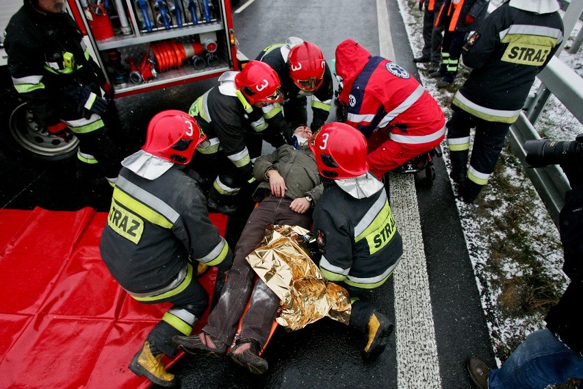 Wypadek i pięć osób rannych na nowej drodze S8. Na szczęście to ćwiczenia (ZDJĘCIA, FILM)