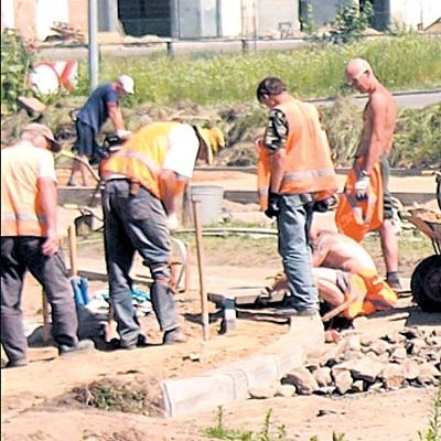 Skazani, jak twierdzą drogowcy, bardzo dobrze radzą sobie w pracy przy remontach hajnowskich ulic