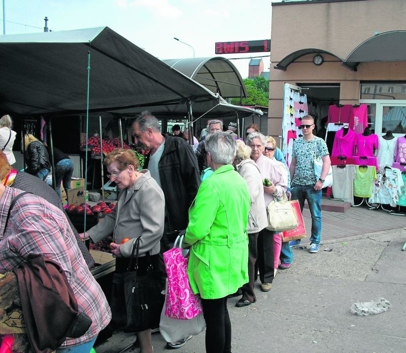 Na Dolnym Rynku  przy najtańszych stoiskach  cały czas były...