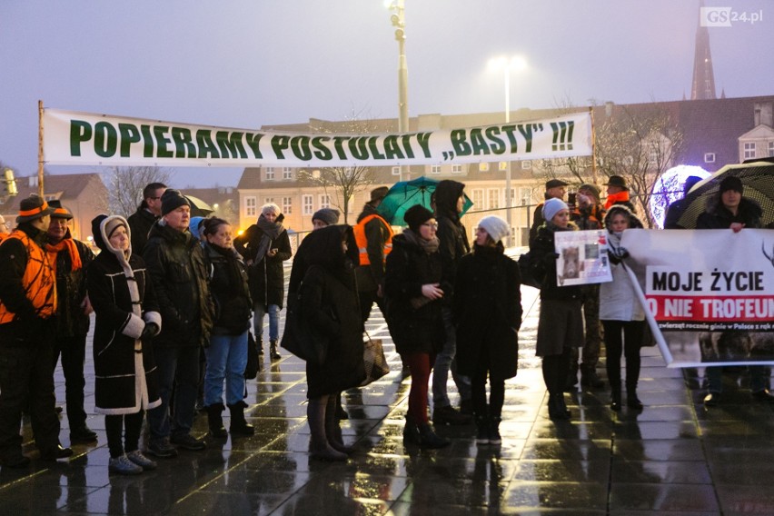 Szczecinianie protestują przeciw odstrzałowi dzików. "To barbarzyńskie rozporządzenie!" [ZDJĘCIA, WIDEO]