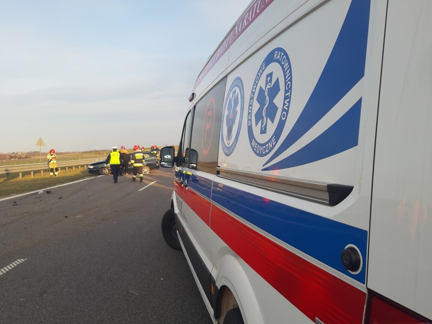 Dachowanie na autostradzie A4 w Chłopicach koło Jarosławia. 2 osoby są ranne