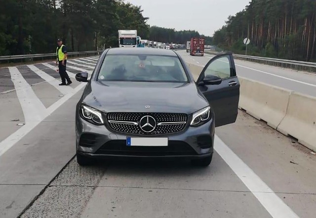 Policjanci żagańskiej drogówki zatrzymali po pościgu uciekającego z Niemiec kierowcę, który jadąc skradzionym mercedesem, nie zatrzymał się do kontroli. Do sytuacji 19 września. Dyżurny policji w Żaganiu dostał informację o trwającym z kierunku Niemiec pościgu za mercedesem GLC 220. Jego kierowca nie zatrzymał się do kontroli niemieckim policjantom. Za uciekającym samochodem drogą krajową nr 18 pościg prowadziła niemiecka policja. Po przekroczeniu granicy w Olszynie do pościgu włączyli się żarscy policjanci. Dyżurny do pościgu wysłał drogówkę. Patrol zablokował uciekającego mercedesa. Policjanci z Żagania i Żar zatrzymali uciekającego kierowcę i zabezpieczyli skradziony samochód. Wartość odzyskanego samochodu to około 192 tys. zł. Zatrzymany mężczyzna to 38-letni mieszkaniec Wrocławia. Trafił do policyjnej celi.Ciężarówka wjechała w pole i spłonęła. Ranny kierowca w szpitalu. WIDEO: