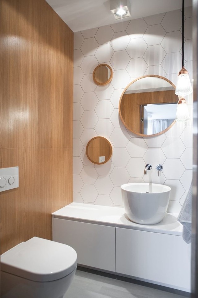 Drewno w łazienceŁazienka nowoczesna i funkcjonalna może być jednocześnie przytulna i ciepła. Można to osiągną wykorzystując w aranżacji drewno.
