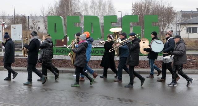 Z pompą, orkiestrą dętą i udziałem byłych pracowników otwarto nowe rondo PePeGe u zbiegu ulic Rapackiego i Dworcowej w Grudziądzu.