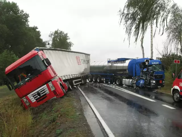 Zderzyły się dwa auta ciężarowe. - Przy wylocie na Gniezno, nieopodal ulicy Polnej w Żninie, około godziny 13 - informuje Mirosław Wrzesiński, rzecznik prasowy KP PSP w Żninie.Tiry blokowały obydwa pasy. Jeden przewoził gips na paletach (23 tony), kolejny płynny asfalt w cysternie (ok. 24 t). Przody były w rowach. Jeden z kierowców trafił do szpitala. Uskarżał się na bóle kręgosłupa. Przeczytaj także: ZDERZENIE DWÓCH AUT NA KRAJOWEJ "PIĄTCE" W ZAMOŚCIU [ZDJĘCIA]Droga krajowa była zablokowana przez kilka godzin.- Właściciele aut zostali powiadomieni. Jeden z nich ma przyjechać po cysternę z asfaltem, która nie została uszkodzona. Kolejny musi zorganizować przeładunek gipsu na paletach. W tej chwili zabezpieczamy miejsce wypadku. Po przeładunku i odholowaniu nastąpi wyciąganie auta z rowu - mówił przed 15 rzecznik żnińskich strażaków. Wypadek ulica Szpitalna Żnin (05.10.2016: