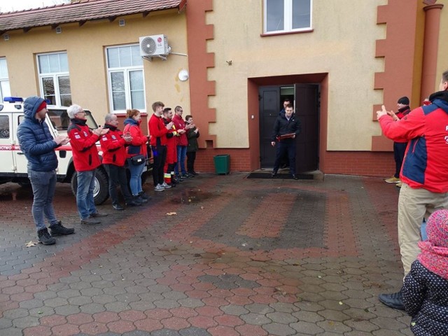 Juliusz Lewandowski z Kruszwicy, który wyciągnął z Wisły tonącą kobietę, otrzymał dziś medal "Za uratowanie życia tonącemu" przyznawany przez Zarząd Główny WOPR.Pochodzący z Kruszwicy Juliusz Lewandowski zewsząd słyszy słowa pochwały. Uratował przecież życie kobiety. On jednak skromnie studzi emocje. - Kto ma pomagać, jak nie my - mówi.Od trzech lat służy w toruńskiej policji. Jest też członkiem Nadgoplańskiego WOPR w Kruszwicy.Szeroko o sprawie pisaliśmy w artykule: Kruszwiczanin uratował tonącą w Wiśle kobietęDziś burmistrz Kruszwicy Dariusz Witczak oraz przewodniczący Rady Miejskiej Aleksander Budner spotkali się z Juliuszem Lewandowskim. Złożyli mu gratulacje za bohaterską postawę i wręczyli pamiątkowy dyplom.W spotkaniu uczestniczył także Maciej Banachowski, prezes Wojewódzkiego WOPR, który Juliuszowi Lewandowskiemu wręczył medal "Za uratowanie życia tonącemu" przyznawany przez Zarząd Główny WOPR.Przed ratuszem na bohatera czekali przyjaciele z Nadgoplańskiego WOPR-u, którzy przywitali go gorącymi oklaskami.