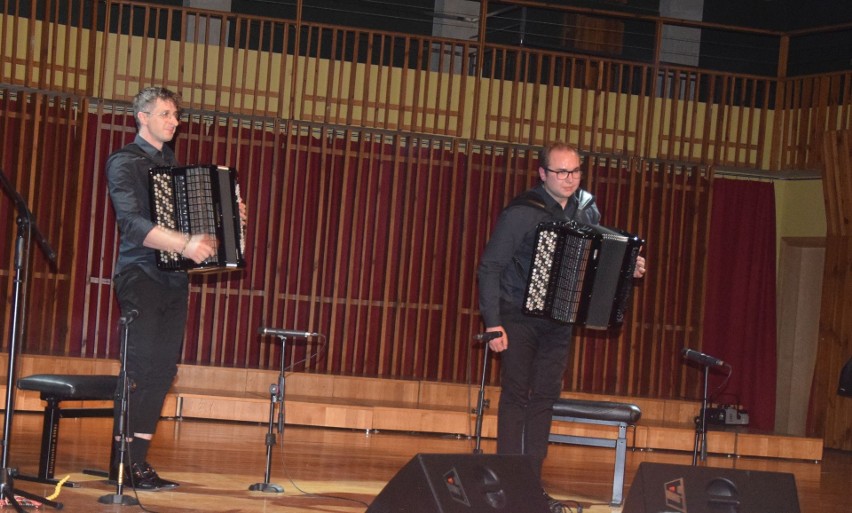Akordeonowa uczta w szkole muzycznej w Radomiu. Koncert dał duet Face2Face. Były utwory klasyczne, ale i szlagiery rozrywkowe. Zdjęcia