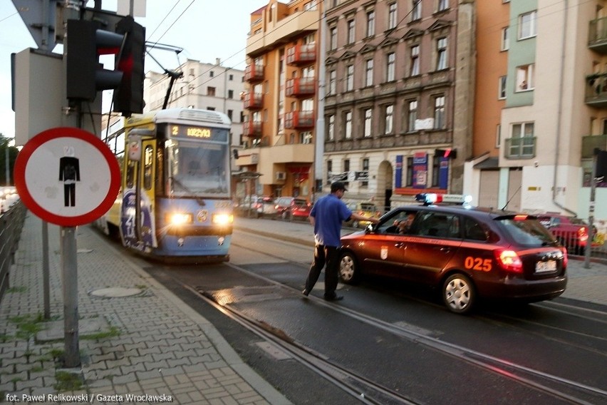 Nocny półmaraton sparaliżował miasto. Korki i zablokowane tramwaje (ZDJĘCIA)