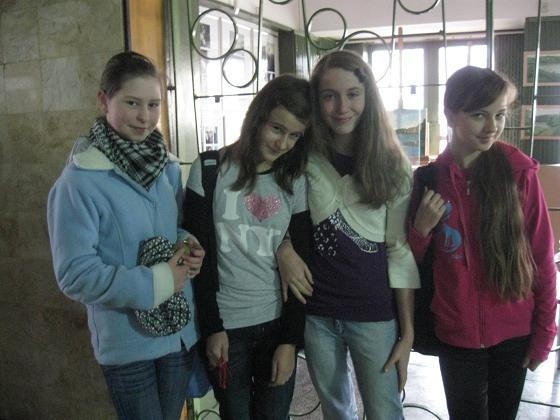 Na zdjęciu: Cztery &#8220;Iskierki&#8221; z SP 8: Martyna, Agnieszka, Paulina i Adrianna tuz przed występem.