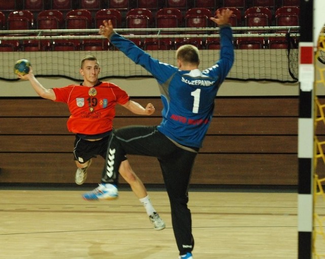 Szymon Fugiel w ataku podczas emocjonującego meczu KSZO Odlewnia Ostrowiec - Czuwaj Przemyśl.