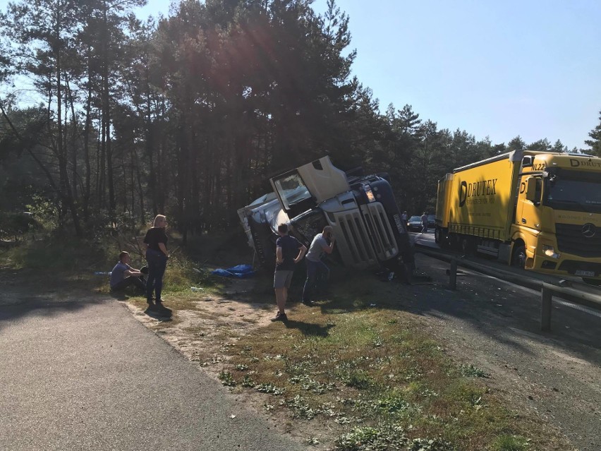 Na S3 przewrócił się tir. Kierowcy stoją w korku