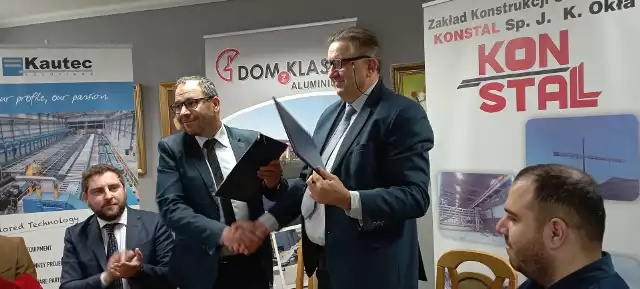 Podpisano umowę na budowę fabryki aluminium w Jędrzejowie. Na zdjęciu, od lewej: inwestor Mahmoud Othman z firmy Dom z Klasą, Krzysztof Okla, prezes zakładu "Konstal".