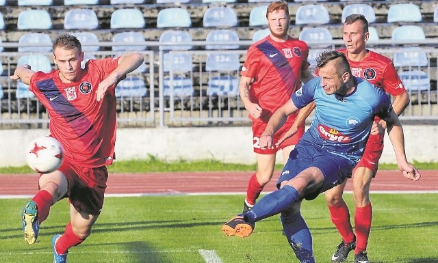Konrad Romańczyk (w niebieskim stroju) strzela pierwszą ze swoich dwóch bramek dla Bałtyku Koszalin w meczu z Vinetą Wolin