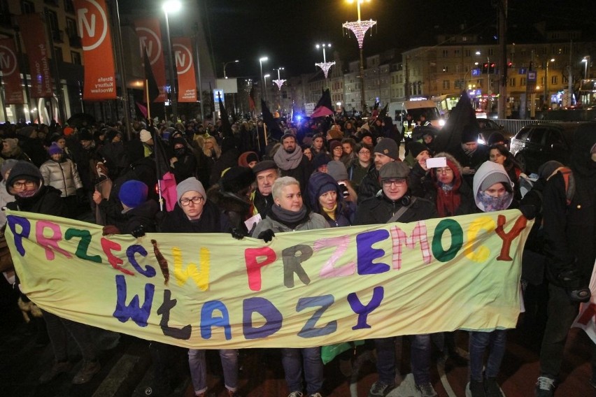 Czarna Środa we Wrocławiu. Protest w Rynku i pod biurami poselskimi 