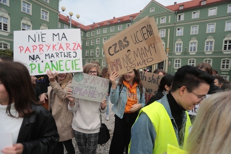 Młodzieżowy Marsz Klimatyczny 2019 w Szczecinie. Uczniowie wraz z nauczycielami maszerowali w obronie klimatu [WIDEO, ZDJĘCIA]