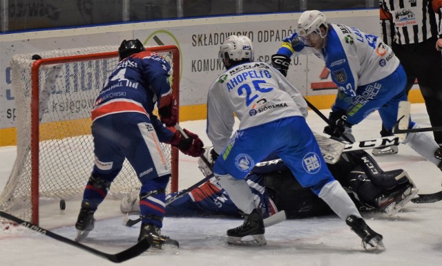 Ekstraklasa hokejowa: Re-Plast Unia Oświęcim - Marma Ciarko STS Sanok 4:0. Na zdjęciu: Erik Ahopelto zdobywa trzecią bramkę dla oświęcimian.