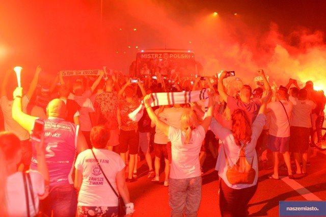 Szalona noc we Włocławku po zdobyciu mistrzostwa Polski. Tysiące kibiców czekało na Anwil Włocławek pod Halą Mistrzów. Zabawa w mieście trwała do białego rana. Zobaczcie galerię zdjęć!Wideo. Anwil Włocławek Mistrzem Polski 2019 w Koszykówce. Tak fetowali kibice