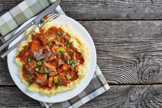 Gesty i aromatyczny gulasz wieprzowy doskonale smakuje z puree ziemniaczanym