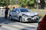 Wypadek we Wrocławiu. Kierowca Ubera nie wyhamował przed przejściem dla pieszych [ZDJĘCIA]