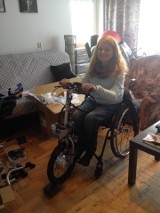 Złodziej w Katowicach ukradł "piąte koło" wózka inwalidzkiego. Właścicielka unieruchomiona