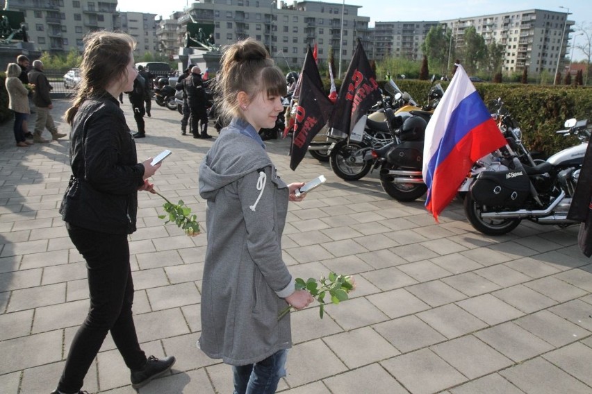 Nocne Wilki jednak we Wrocławiu. Motocykliści złożyli kwiaty na Cmentarzu Żołnierzy Radzieckich