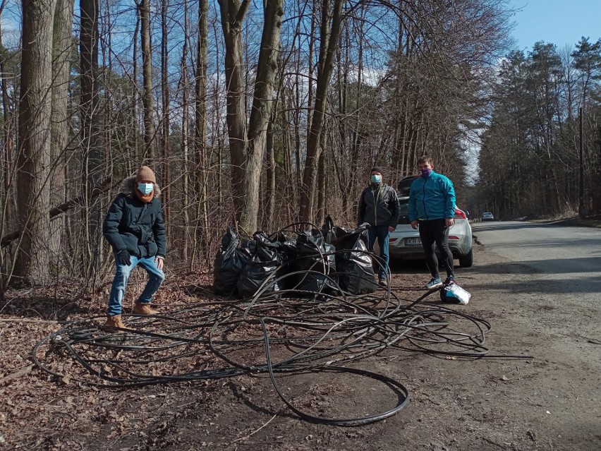 Akcja sprzątania lasy w Tenczynku w sobotę trwała trzy...