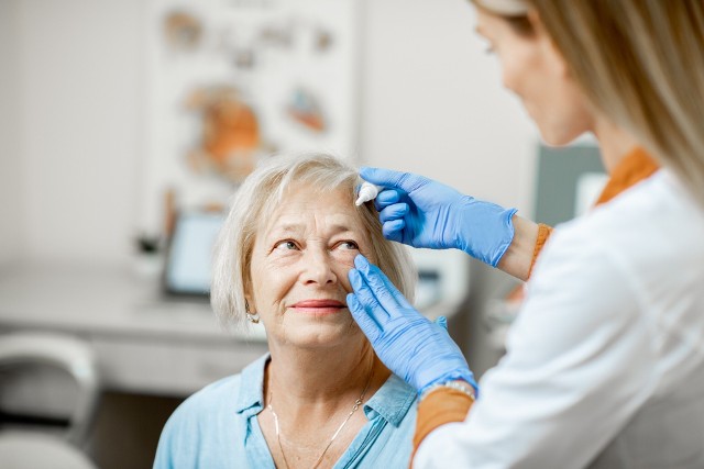 O oczy należy dbać niezależnie od wieku. Pierwsze objawy pogorszenia wzroku można zaobserwować już po 35. roku życia. Podpowiadamy, jakie dolegliwości mogą oznaczać, że Twój wzrok ulega pogorszeniu. 