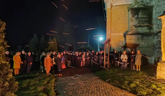 Wigilia Paschalna. Wierni zgromadzenie przez kościołem w Skalbmierzu