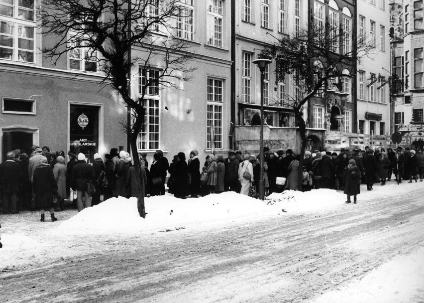 Tak kiedyś wyglądała zima na Pomorzu! Dużo śniegu, lodowisko przed Halą Olivia i... kolejki przedświąteczne. Archiwalne zdjęcia