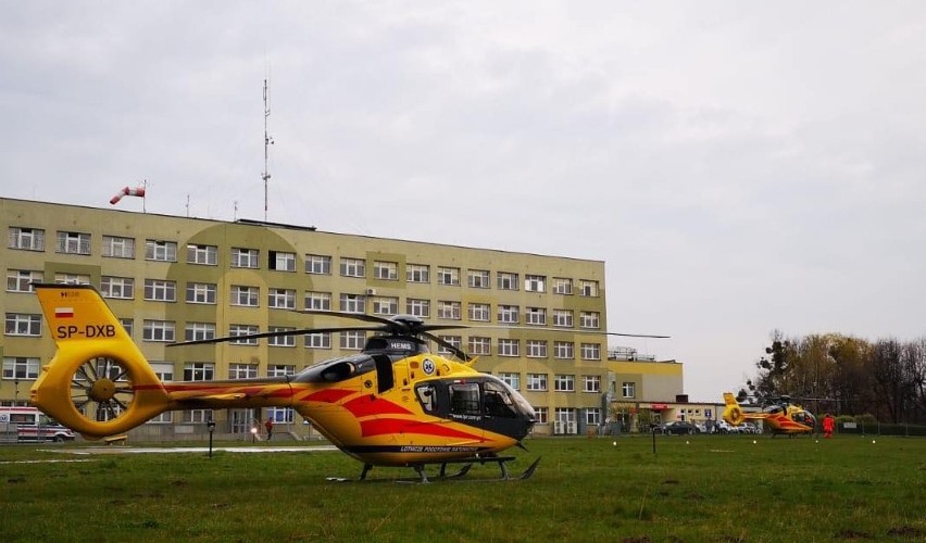 Dwa śmigłowce LPR na lądowisku przy szpitalu w Oleśnie.