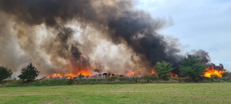 Wielki pożar w Sobolewie na Dolnym Śląsku. Płonie nielegalne wysypisko śmieci