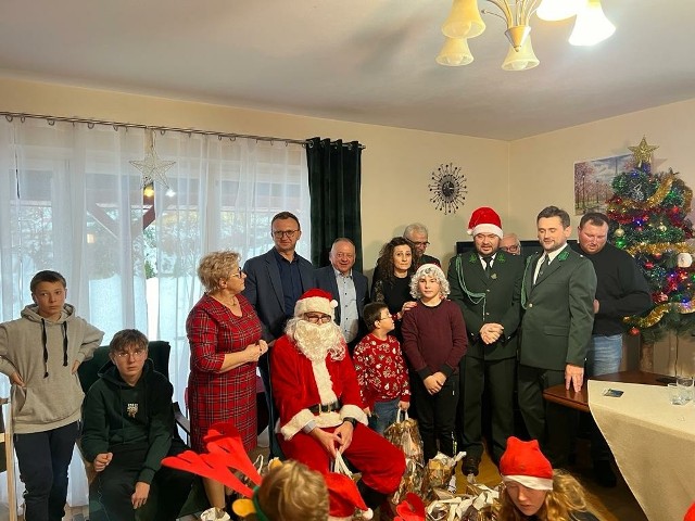 Jak co roku, szóstego grudnia  Mikołaj zawitał do  Centrum Administracyjnego Domów dla Dzieci i Młodzieży w Łoniowie z workiem pełnym słodyczy.