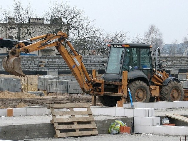 Trudno sobie wyobrazić jak można ukraść niepostrzeżenie pięciotonową koparkę. Właściciel tej wziął sprawy w swoje ręce i oferuje osobie, które pomoże w jej odnalezieniu nagrodę.