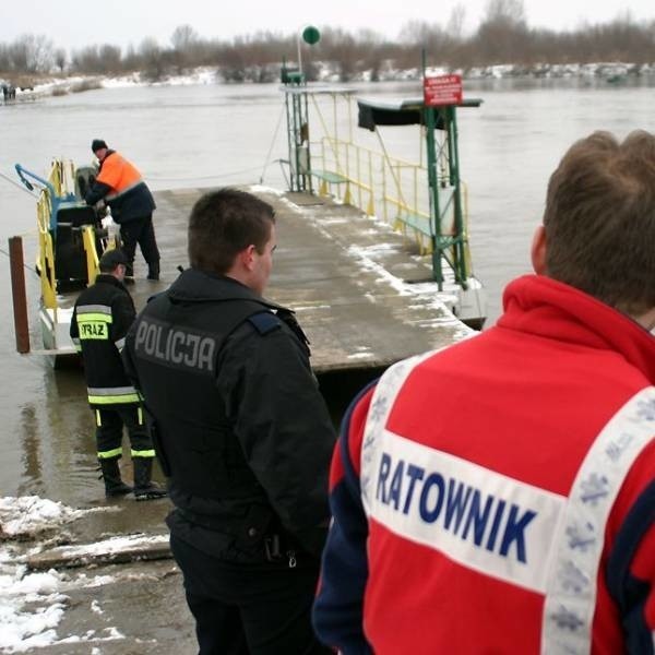 Gdy na wodzie trwała walka o życie człowieka, na brzegu oczekiwano na strażacki ponton.