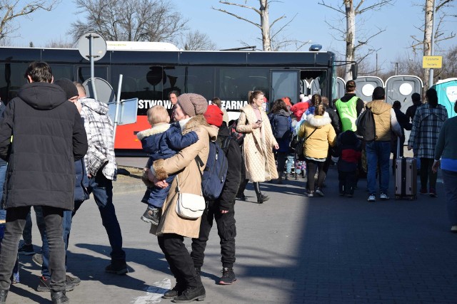 W Przemyślu poprawia się sytuacja z uchodźcami. Pociągami przyjechało z Ukrainy 2600 osób, a w głąb Polski i dalej wyjechało 4600 osób.