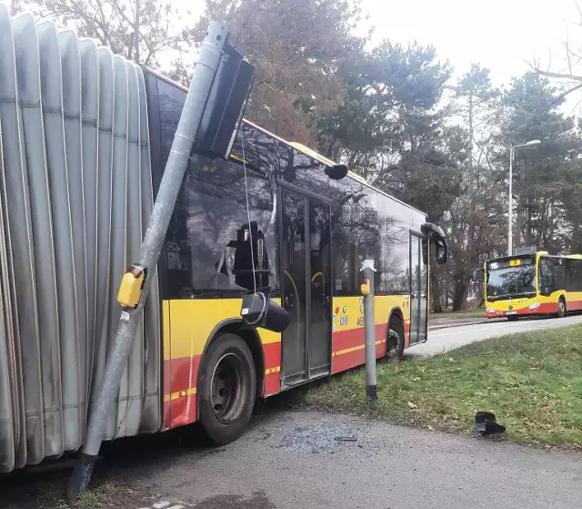 Autobus linii 145 uderzył w sygnalizację świetlną i dwa słupki przy pętli "Sępolno".