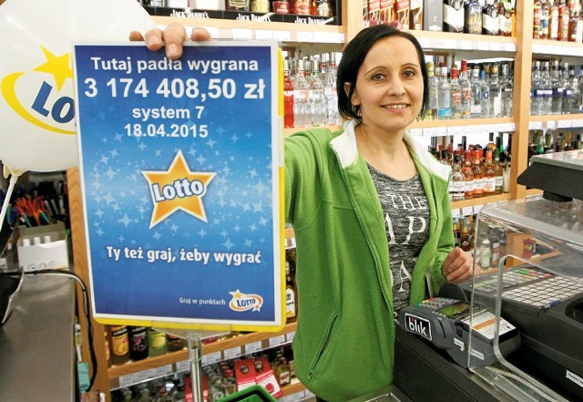 Ewa Górak, kierownik sklepu: - Po takiej wygranej wszyscy z personelu będą teraz grali w Lotto.