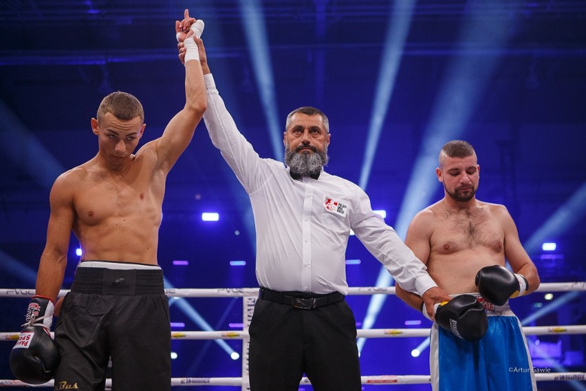 KnockOut Boxing Night 13 w Tarnowie. Efektowne wygrane Masternaka, Różańskiego, Balskiego i braci Kiwiorów [DUŻO ZDJĘĆ]      