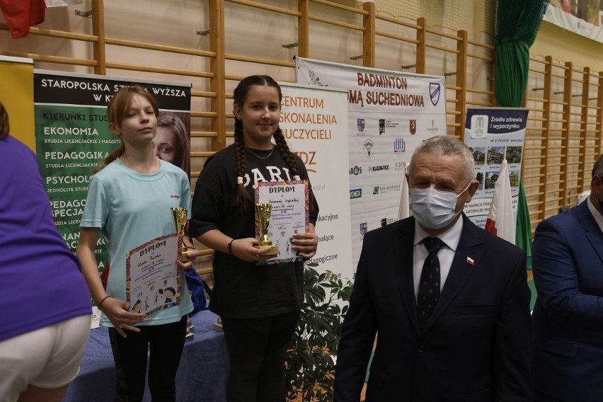 W Suchedniowie trwają Mistrzostwa Polski Nauczycieli w Badmintonie. Gra wiceminister edukacji Dariusz Piontkowski. Zobaczcie film i zdjęcia