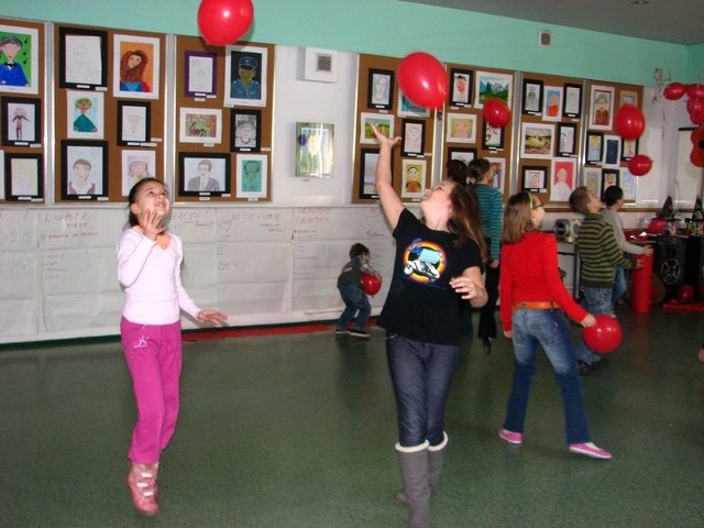 Podczas tej zabawy dzieci próbowały naelektryzować balony tak, aby przyczepiły się do sufitu