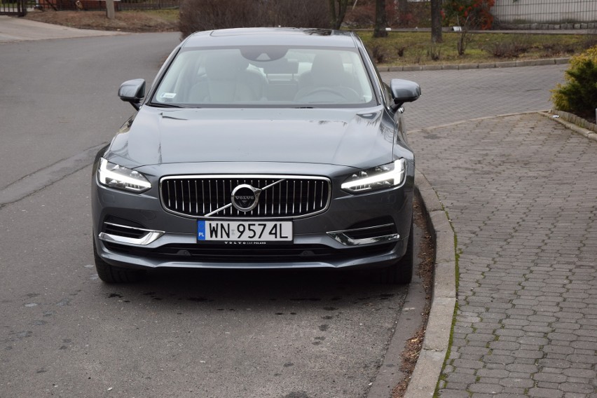 Volvo S90...