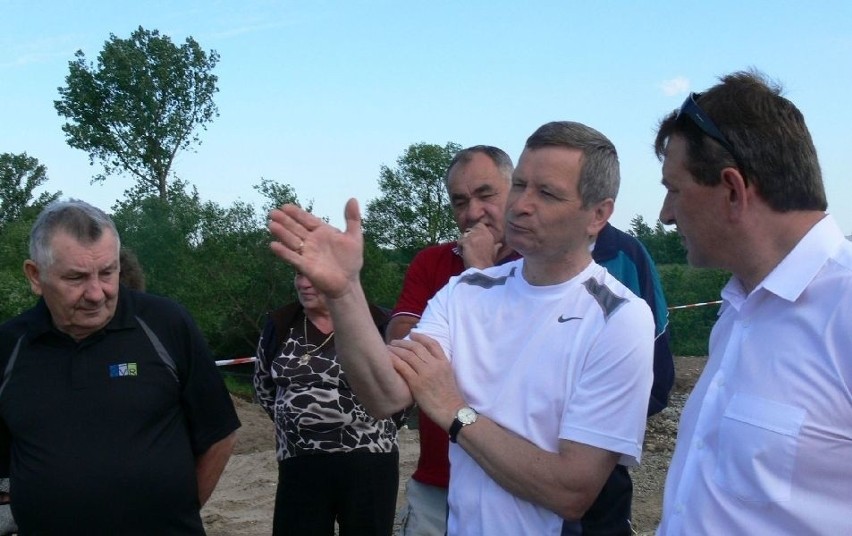 Wójt Marian Grzegorzek (drugi z prawej) tłumaczy Dariuszowi...