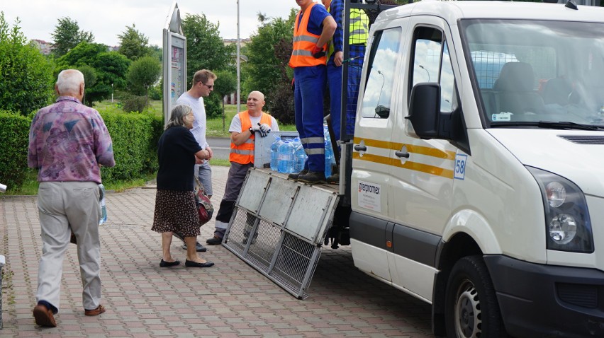 W mieście rotacyjnie jeżdżą beczkowozy, które dostarczają...