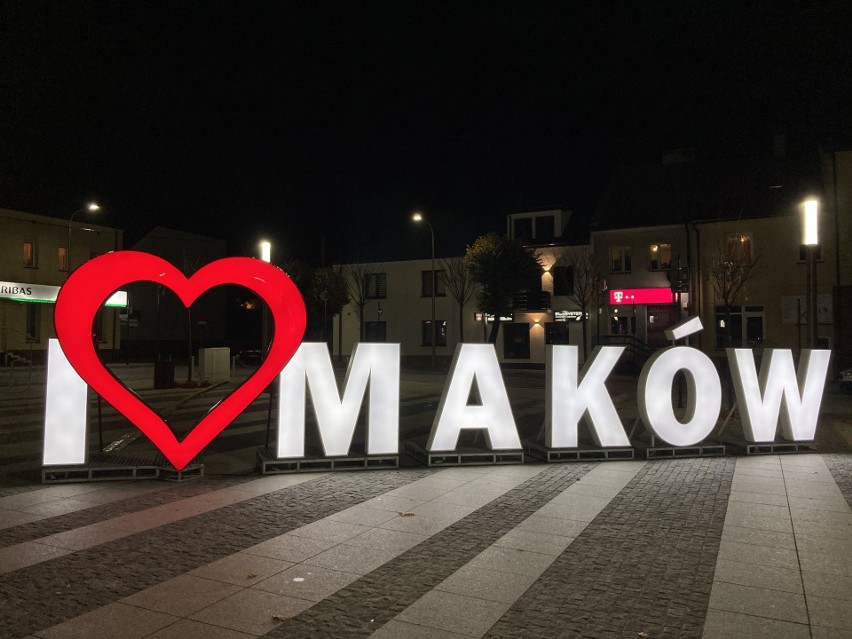 Maków Mazowiecki. I love Maków - taki napis stanął 26.10.2020 na makowskim rynku. Zdjęcia