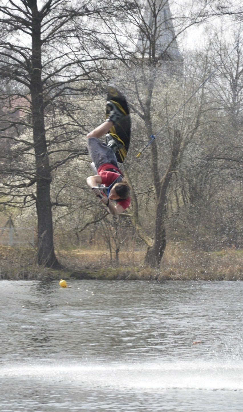 Czym jest wakeboarding? To trochę jak znana z gór jazda na...