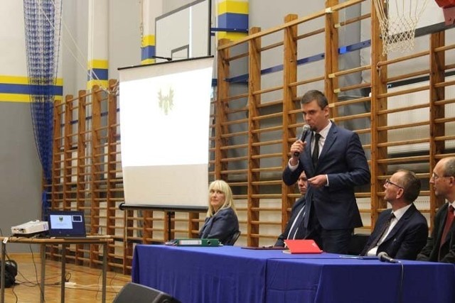 W Szkole Podstawowej przy ul. Polnej w Wasilkowie odbyło się spotkanie w związku z konsultacjami społecznymi dotyczącymi „Budowy Północnej, Kolejowej Obwodnicy Białegostoku”. Byli nie tylko mieszkańcy ale też politycy kandydujący w wyborach parlamentarnych.