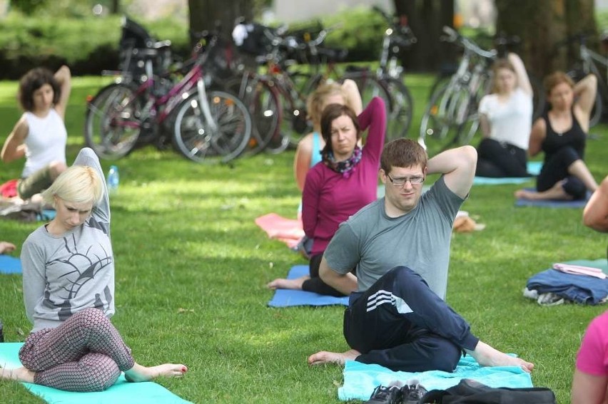 Wakacyjna joga na trawie, czyli poznaniacy ćwiczą w centrum...