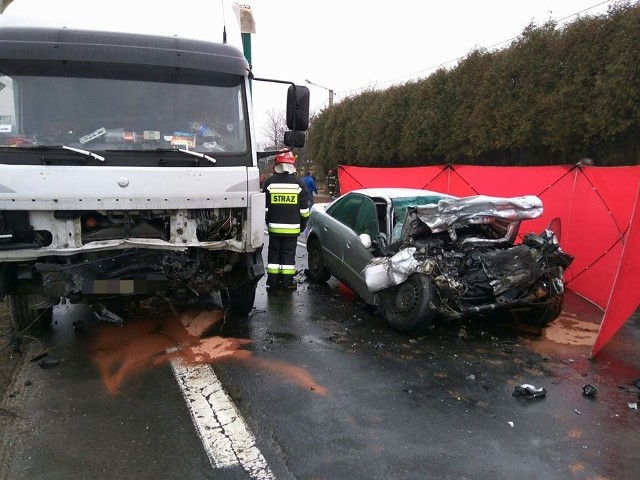 Jak informuje policja, kierujący audi prawdopodobnie zjechał na przeciwny pas i czołowo zderzył się z mercedesem. Jedna osoba jest ranna.Zablokowany jest pas w kierunku Rzeszowa. Aktualizacja, godz. 16.14W wyniku doznanych obrażeń zmarł kierowca audi. DK 19 całkowicie zablokowana. Objazdy przez: Czudec, Strzyżów, Godową i Żyznów. Utrudnienia potrwają około 3 godziny. Aktualizacja, godz. 19:58Droga jest już przejezdna.