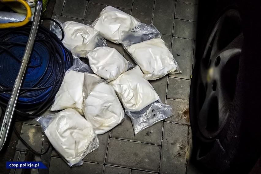 Akcja CBŚP w regionie. Policjanci znaleźli 8 kg amfetaminy w oponach samochodu