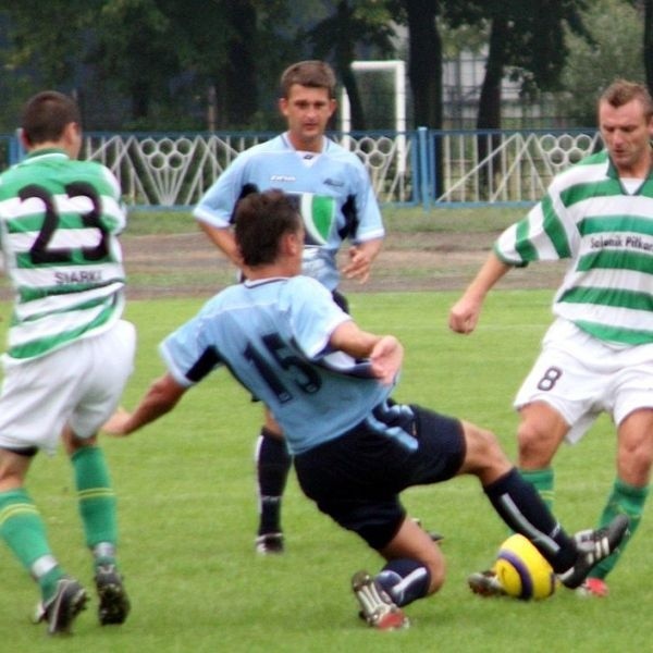 Piłkarze Siarki Tarnobrzeg (z piłką z numerem 8 Marek Mrzygłód, z numerem 23 Tomasz Szczytyński) kolejny raz zagrają na boisku beniaminka, tym razem w Jarosławiu.